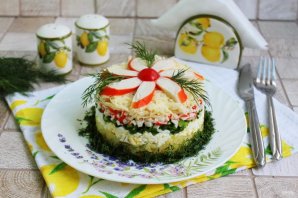 Слоёный салат "Нежность" с крабовыми палочками Слоёный салат "Нежность" с крабовыми палочками