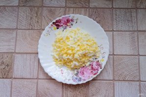 Слоёный салат "Нежность" с крабовыми палочками Слоёный салат "Нежность" с крабовыми палочками