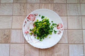 Слоёный салат "Нежность" с крабовыми палочками Слоёный салат "Нежность" с крабовыми палочками