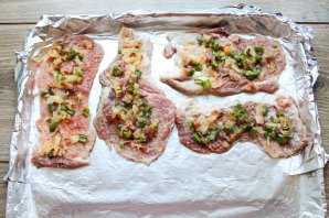 Свинина под теплой "шапочкой" запеченная с овощами Свинина под теплой "шапочкой" запеченная с овощами